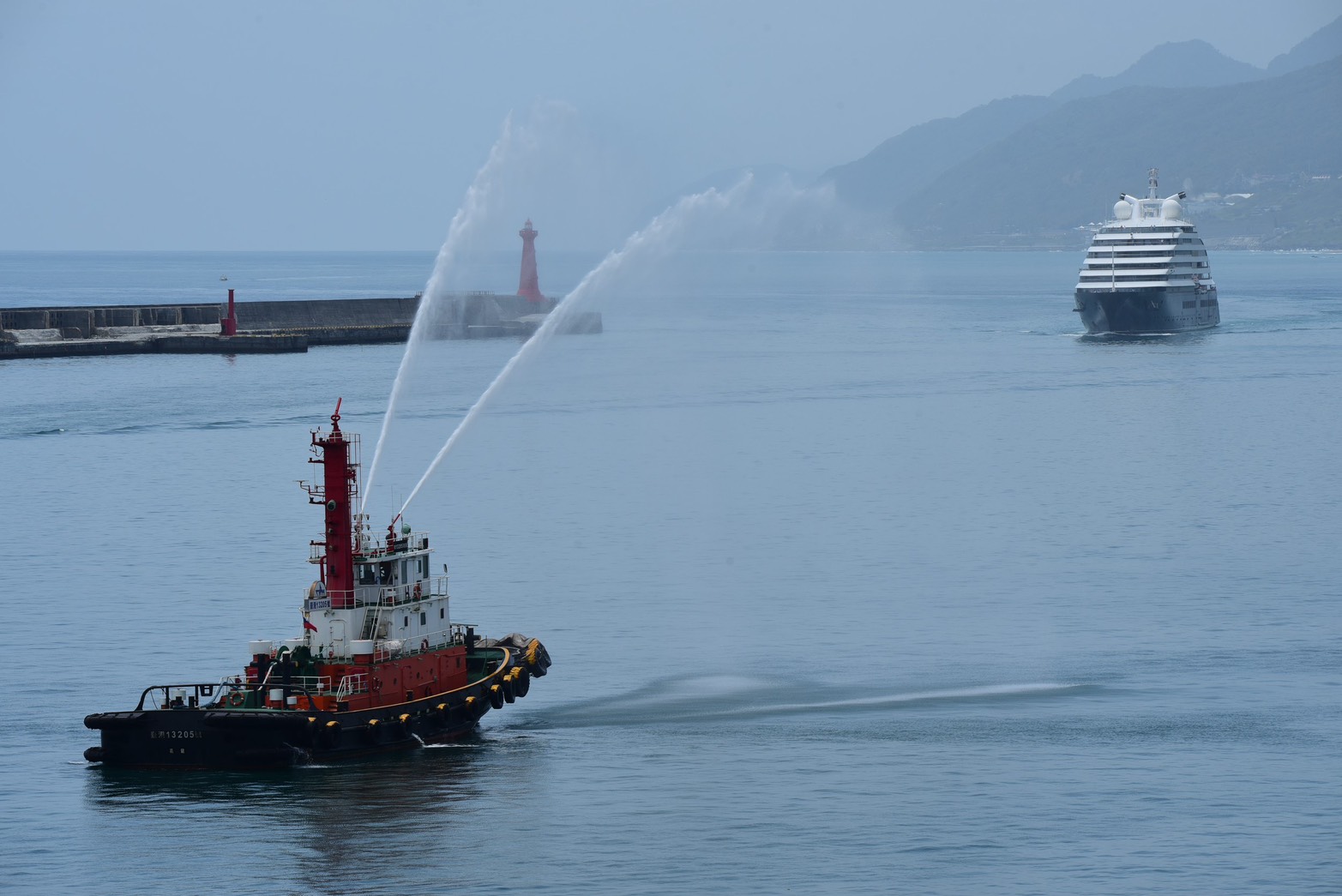 圖1、114年4月17日花蓮港噴水儀式歡迎星凝天蝕2號(SCENIC ECLIPSE II)進港