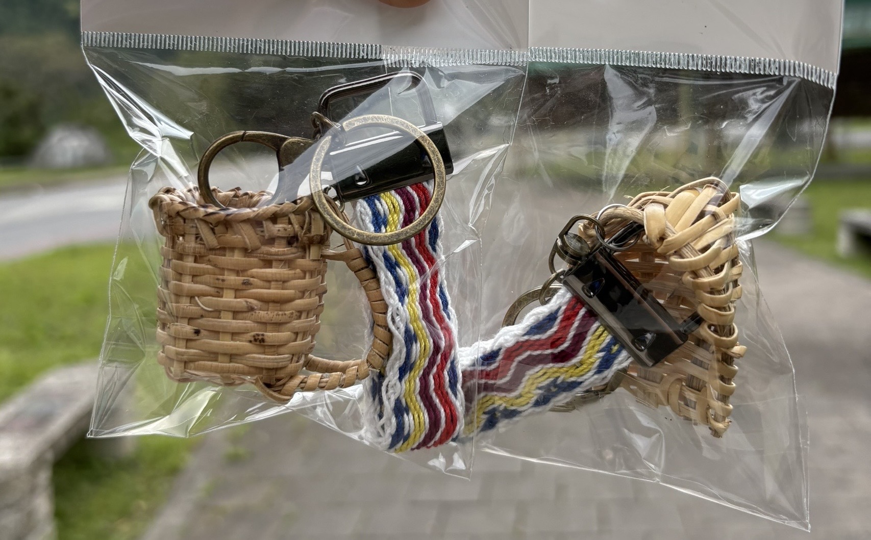 圖3、#14碼頭旅客通關服務站首次郵輪通關，旅客紀念品「藤編鑰匙圈」