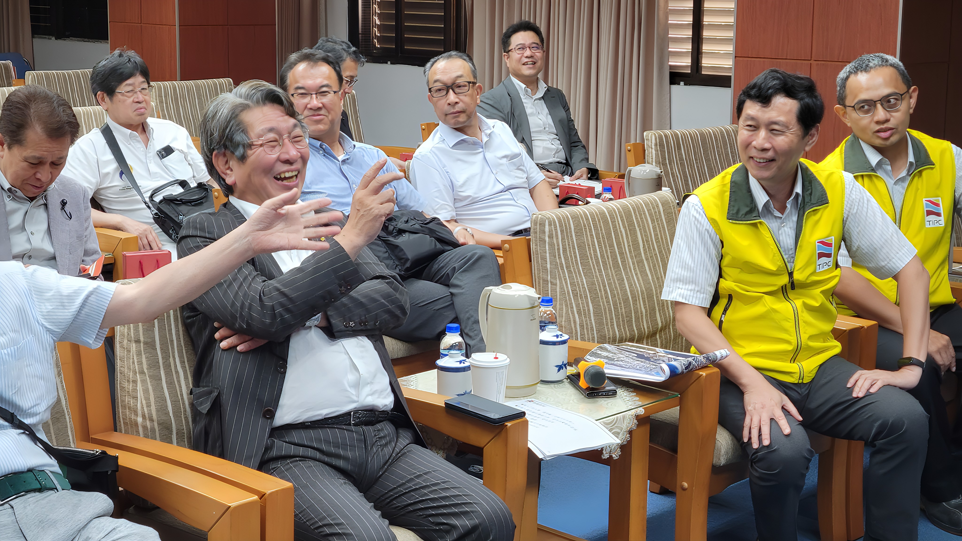 圖3、雙方人員於活動中愉快交流分享(人員說明：左2、名古屋港管理組合議會藤田和秀議長、右2、花蓮港務分公司總工程司鍾權宏)