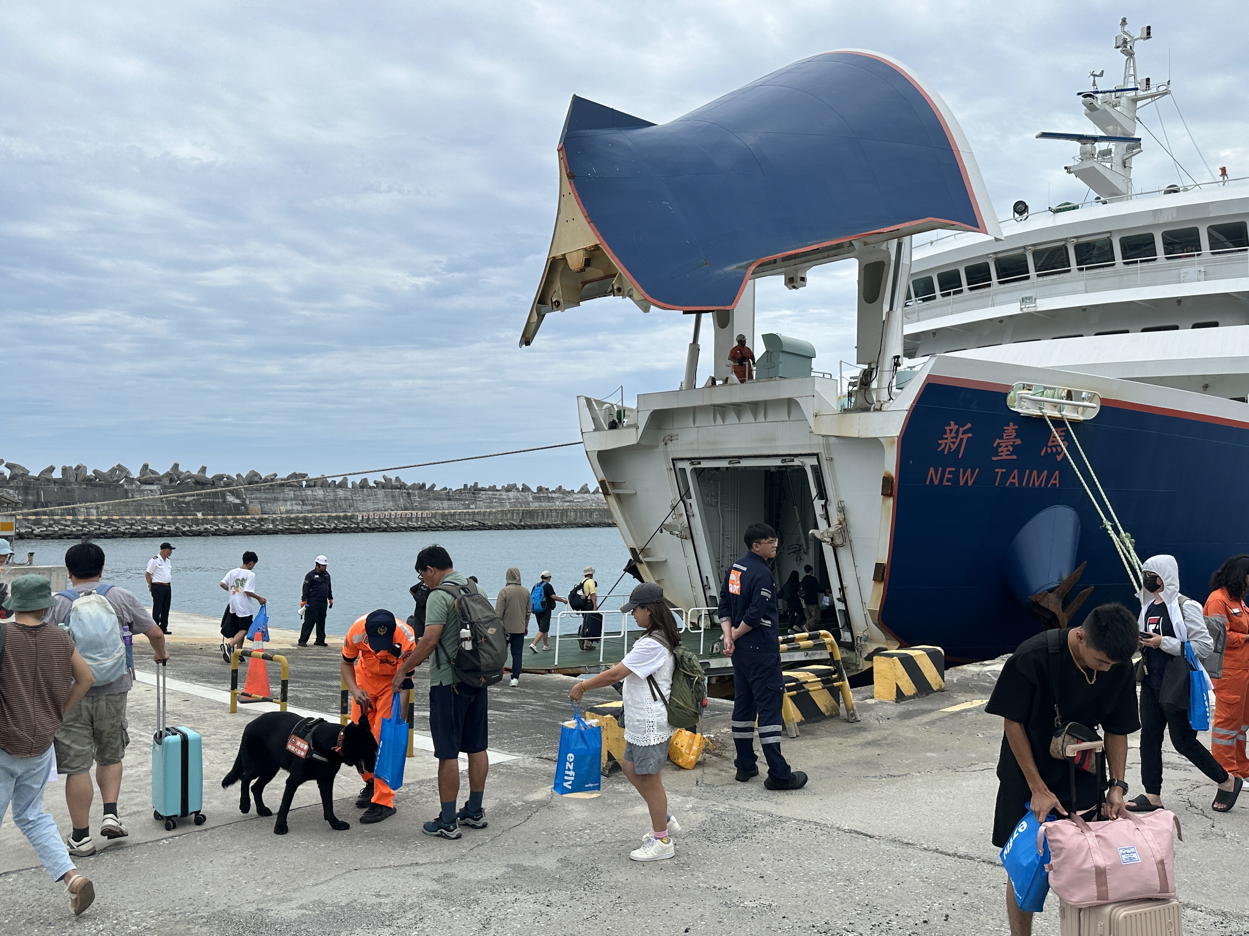 圖2、114年7月27日新臺馬輪旅客順利上船離港