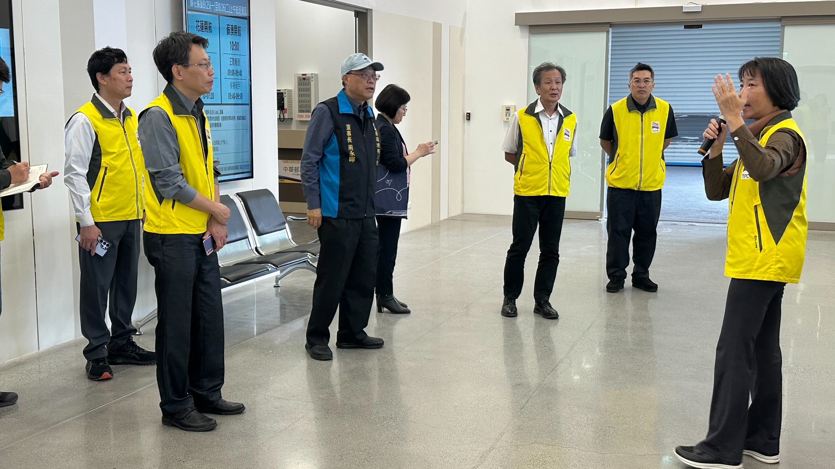 圖2、周永暉董事長視察花蓮港#14號通關服務站，囑咐持續強化服務及通關站等設施